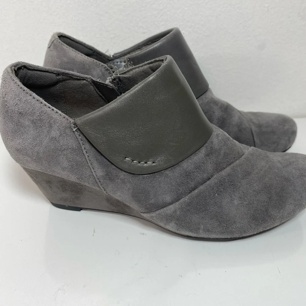 Clarks Women's Size 7 Suede Leather Side Zip Wedge Ankle‎ Boots Grey